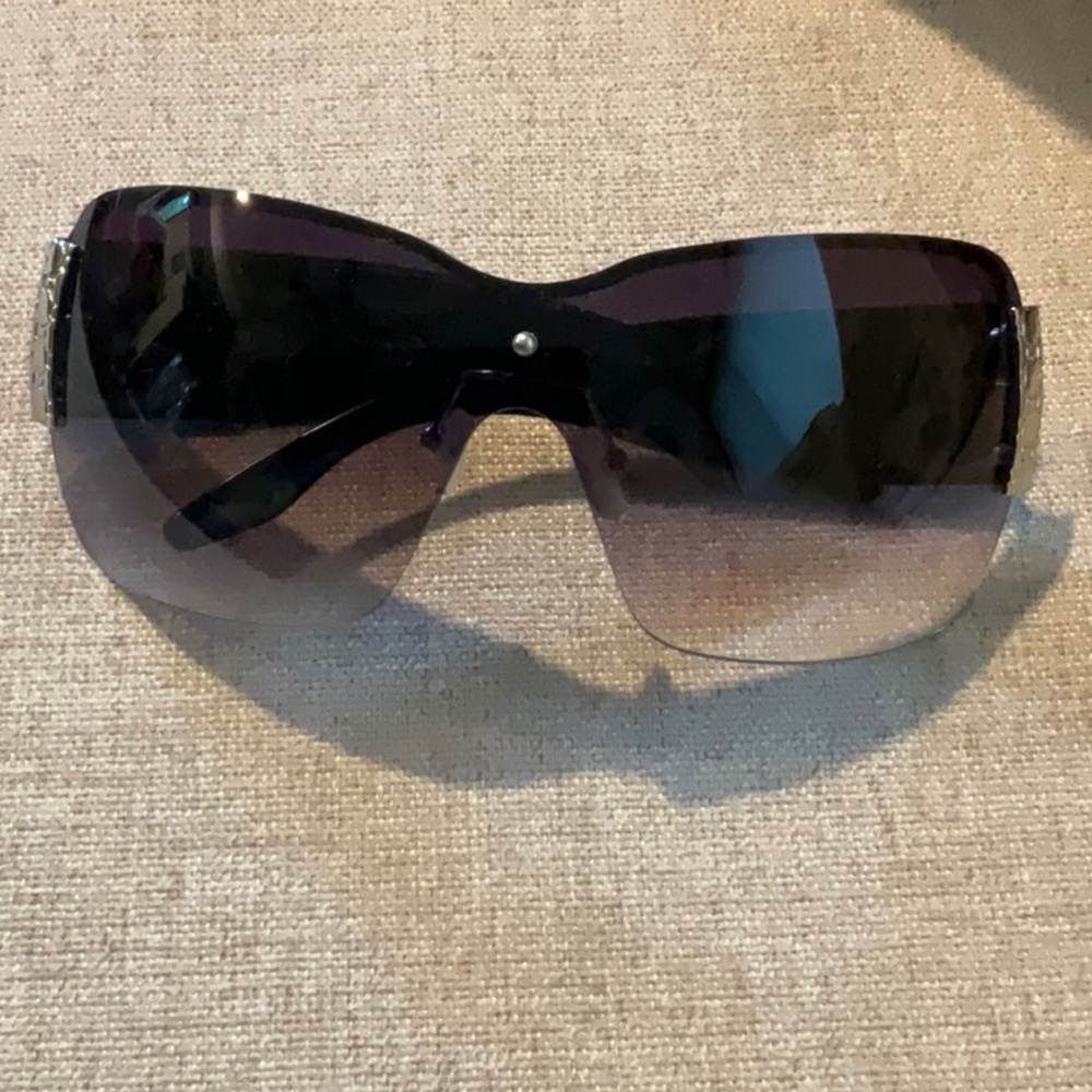 Coach logo sunglasses with gold detail.